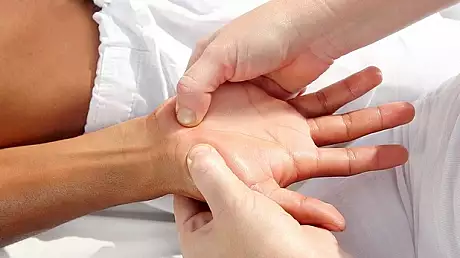 Masajul la maini te scapa de kiligramele in plus. Iata cum trebuie facut