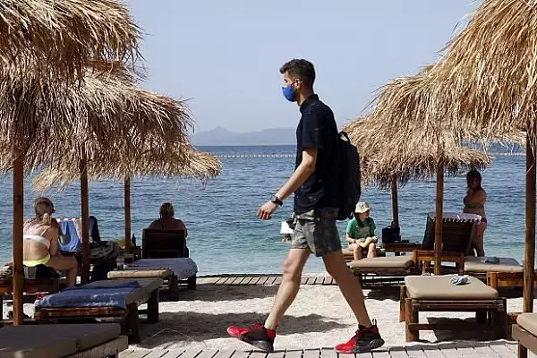 Masca nu va mai fi obligatorie in aer liber in Grecia, incepand de joi