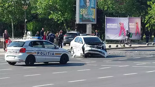 Masina de politie, facuta ,,acordeon" in centrul Capitalei. Accidentul care a surprins trecatorii din Piata Unirii