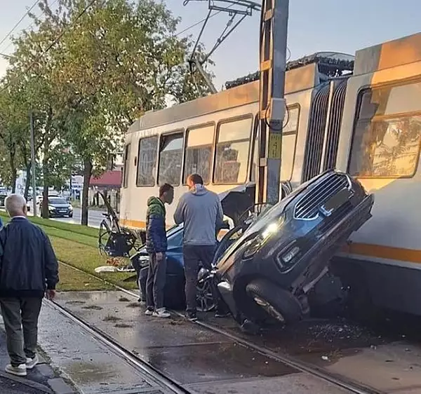 Masina facuta praf in Bucuresti dupa coliziunea cu un tramvai. Soferul a murit. Vatmanul a iesit pozitiv la Drugtest