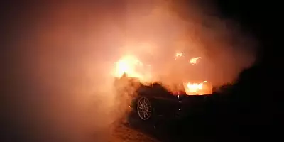 Masina in care a ars de vie o fata de 18 ani, condusa de un barbat baut si
fara permis. Mergea cu 180 de km/h si facea live pe Facebook