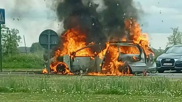 Masina in care patru muncitori romani se duceau la lucru a luat foc din senin intr-un sens giratoriu, in Belgia