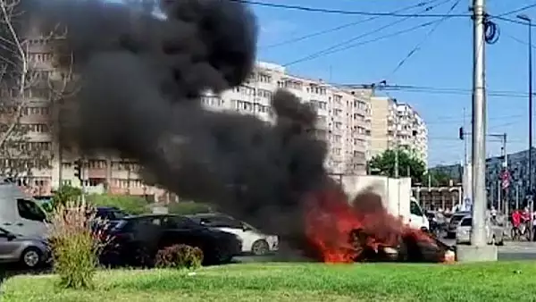 Masina in flacari, in Piata Obor din Bucuresti. Politia a deschis ancheta
