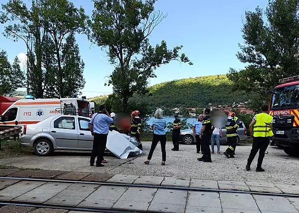 Masina izbita de un tren in Gara Orsova. Soferul, preluat constient de ambulanta