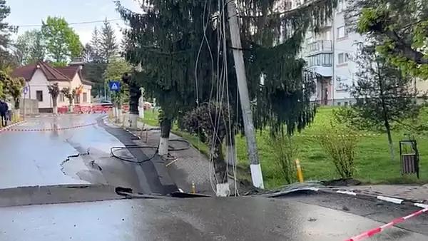 Masuri pentru zona surpata din Slanic Prahova: zeci de locuitori si-au abandonat casele, terenul s-a tasat cu inca 20 cm - VIDEO