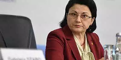 Matrapazlacurile Ecaterinei Andronescu in scandalul amanarii concursurilor pentru functia de
director de scoala