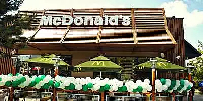 McDonald's ofera cazare gratuita angajatilor, grupul se confrunta cu o criza de personal. Ce beneficii mai ofera multinationalele angajatilor in regiune