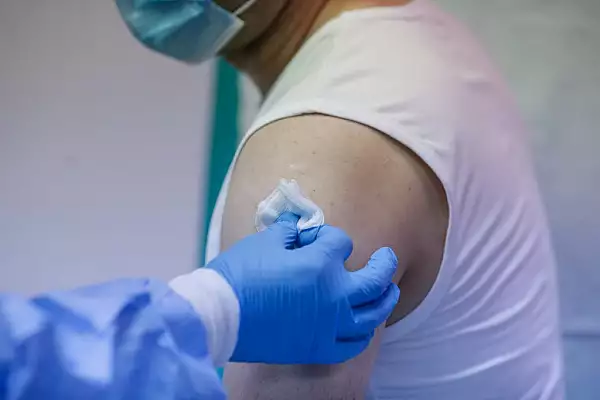 Medic celebru, avertisment alarmant despre vaccinare: ,,Oamenii nu mai pot fi mintiti"
