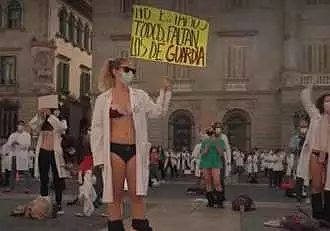 Medicii din Spania au iesit la protest in strada dezbracati! ,,Am fost scosi din salile de chirurgie pentru a ingriji pacienti cu COVID"