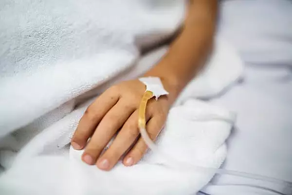 Medicii dintr-un spital din Timisoara au refuzat internarea unui copil de 10 ani, din cauza lipsei de paturi la ATI