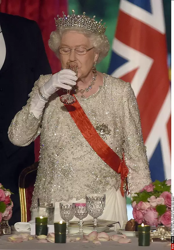 Medicii i-au interzis Reginei Elisabeta sa bea Martini dry. Motivul pentru care au luat aceasta decizie