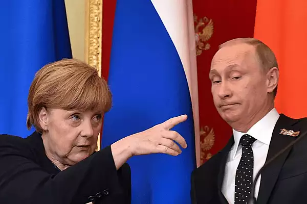 Merkel sustine ca la final de mandat a vrut sa-si convinga partenerii europeni sa discute cu Putin