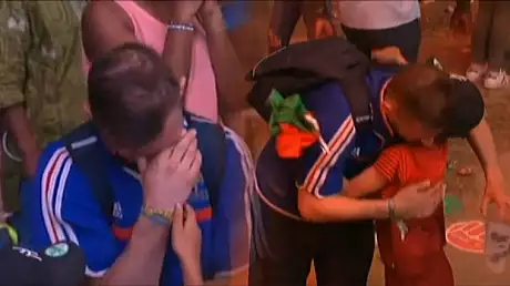 Micutul portughez consoleaza un francez dupa finala EURO. Nu stim ce a urmat dupa scena. INCREDIBIL!