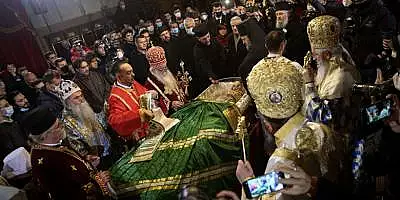 Mii de credinciosi sarbi, la catafalcul patriarhului Irineu, decedat din cauza COVID-19: E ceva ce nimeni nu poate interzice