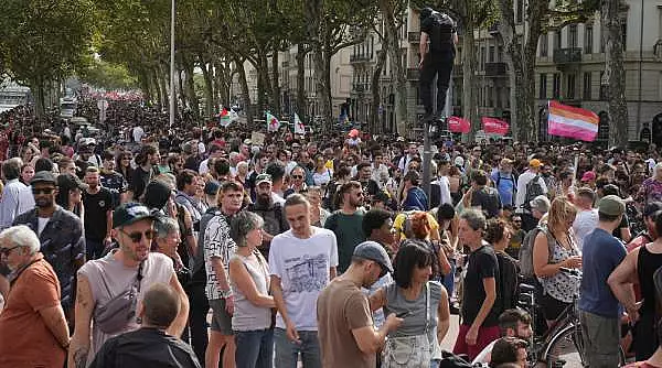 Mii de manifestanti de stanga protesteaza in Franta impotriva lui Emmanuel Macron: ,,Sa demisioneze!"