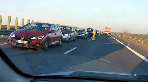 Mii de masini sunt blocate pe autostrada Soarelui din cauza lucrarilor de asfaltare unde nu lucreaza nimeni