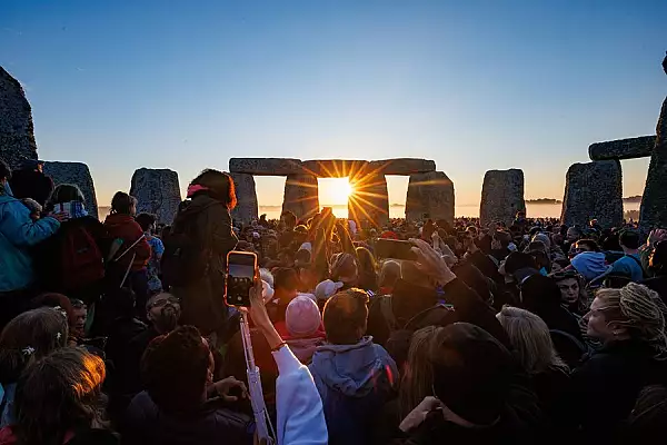 Mii de oameni s-au adunat la Stonehenge pentru a sarbatori solstitiul de vara. Imagini superbe cu apusul si rasaritul soarelui VIDEO 