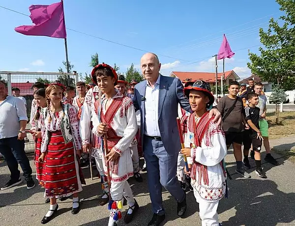 Mircea Geoana, huiduit in comuna in care e cetatean de onoare. ,,Sa va fie rusine", l-a aparat edilul localitatii