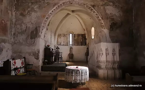 Misterul celei mai vechi biserici din Romania. Urmele de lup descoperite pe pardoseala romana VIDEO