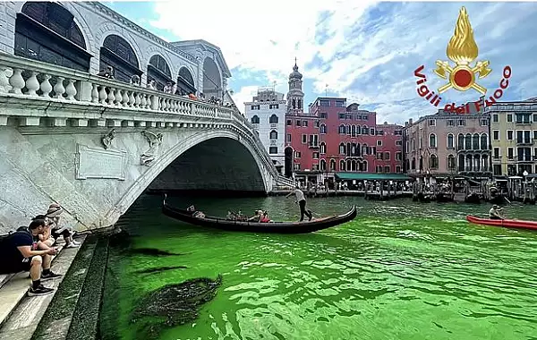 misterul-privind-colorarea-in-verde-fosforescent-a-apei-marelui-canal-din-venetia-a-fost-elucidat-de-autoritati.webp