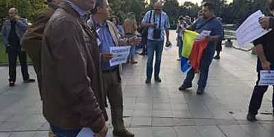 Miting in Piatia Mihai Viteazul din Craiova, dupa votul din Senat in cazul Oprea. Protestatarii: ,,Integritate nu imunitate" FOTO VIDEO