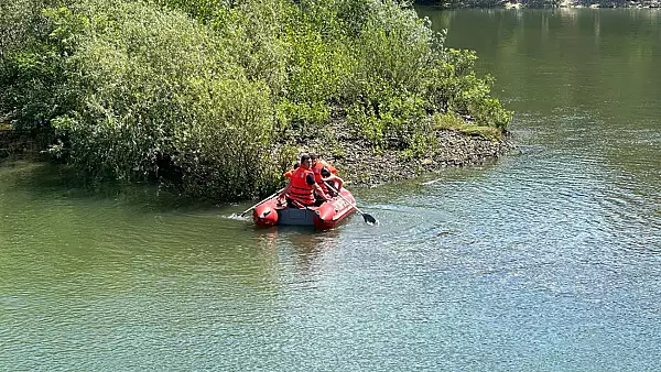 Mobilizare de forte pentru salvarea a doua persoane surprinse de apa pe o insula din zona barajului raului Arges 