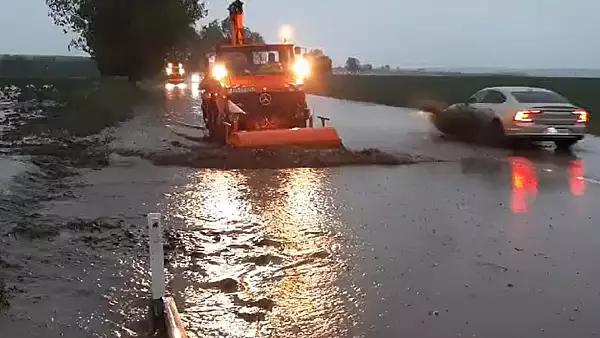 Moldova, sub ape. Drumurile din Iasi si Neamt, inundate. Se circula cu greutate in mai multe zone VIDEO