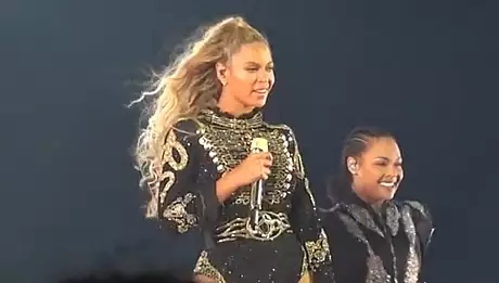 Moment incredibil in timpul unui concert al lui Beyonce. Toti fanii au scos telefoanele sa filmeze!