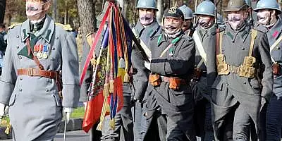 Moment special de Ziua Nationala. Cine sunt militarii care au defilat cu masti cu mustata si uniforme din Primul Razboi Mondial