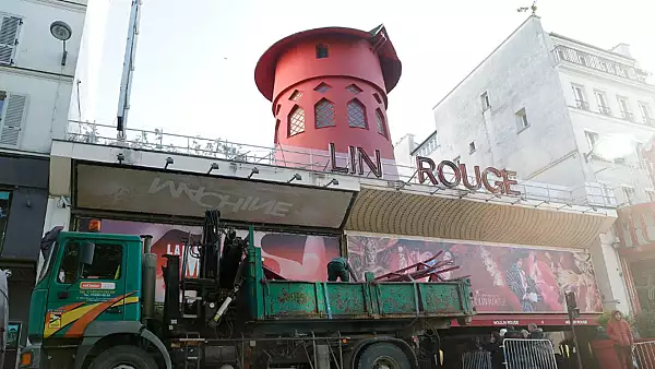 Momente de panica, in centrul Parisului. A cazut celebra morisca de pe cladirea cabaretului Moulin Rouge VIDEO