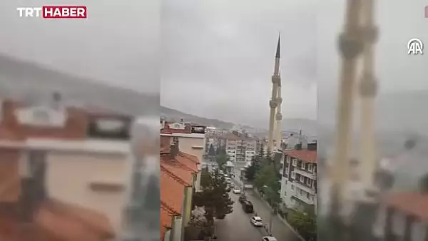 Momentul cand un minaret al unei moschei din Turcia se prabuseste, doborat de vant, a fost filmat