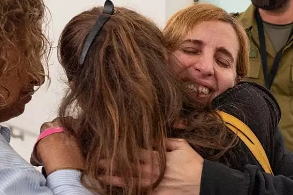 Momentul emotionant in care Danielle Aloni, femeia cu origini romanesti, si fiica ei de 5 ani ajung acasa, dupa eliberare. Cum le-au intampinat oamenii | VIDEO