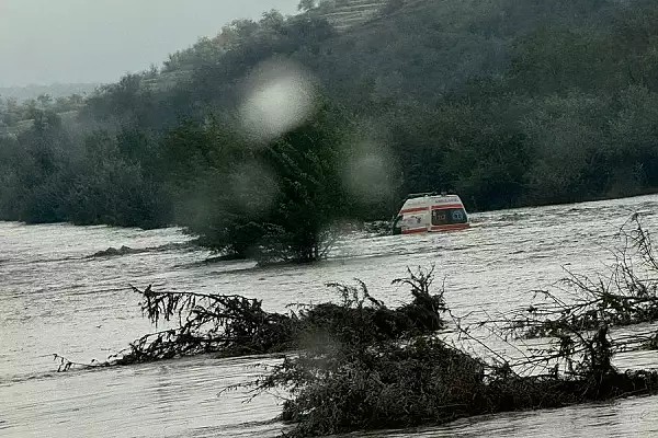 Momentul in care o ambulanta este surprinsa de viitura, in judetul Galati: ,,Vai de capul nostru, aici ramanem"