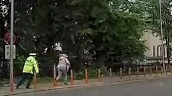 Momentul in care o femeie fuge de un politist de la Circulatie care voia sa o amendeze, in Bacau. Suma pe care a trebuit sa o plateasca