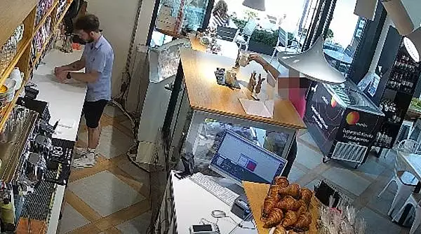 Momentul in care o femeie fura pusculita cu 20 de lei dintr-o cofetarie din Sibiu, apoi se urca intr-un Mercedes de zeci de mii de euro