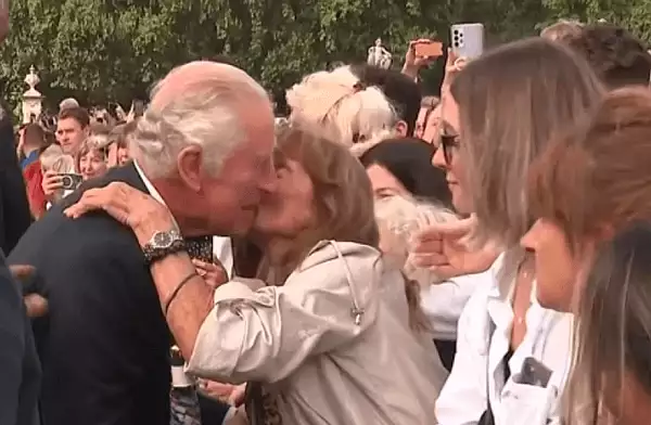 Momentul in care o femeie l-a sarutat pe Charles in fata Palatului Buckingham: ,,Parea trist" VIDEO 