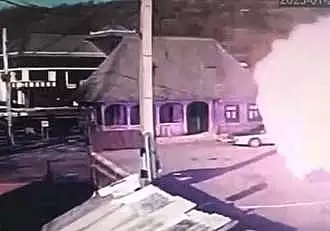 Momentul in care o rulota fast-food din Botiza a explodat. O fetita de 3 ani se afla in stare grava / VIDEO