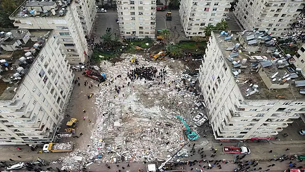 Momentul in care un bloc intreg se prabuseste dupa cutremurul din Turcia - imagini apocaliptice 