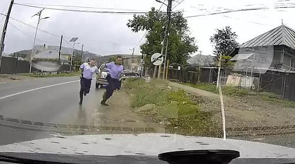 Momentul in care un sofer baut si cu permisul suspendat o rupe la fuga cu politistii pe urmele lui VIDEO