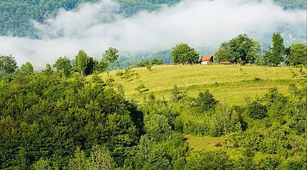 muntii-din-romania-care-apar-in-topul-celor-mai-bune-trasee-de-drumetie-din-europa.webp