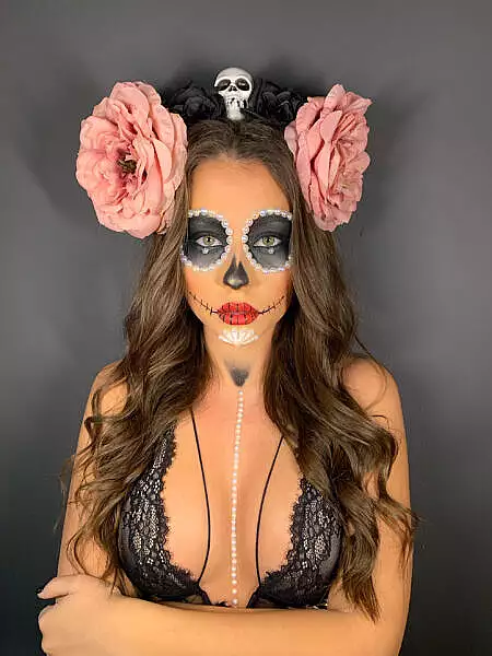 Nicole Cherry s-a deghizat de Halloween in cea mai sexy sirena!