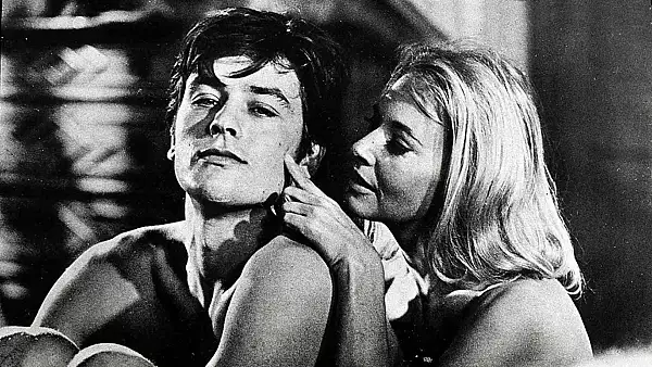 Noi imagini cu Alain Delon, cel mai frumos barbat al anilor '60-'70. Actorul apare in filmari alaturi de fiul sau - FOTO/VIDEO