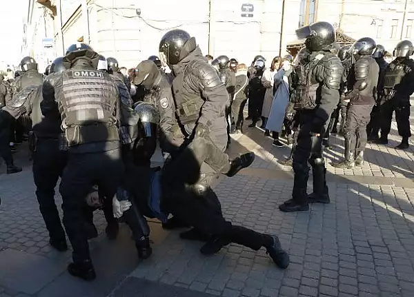 Noi proteste in Rusia, inabusite brutal de autoritati. Sute de arestari in cateva ore. In Sankt Petersburg, oamenii au strigat ,,Putin in transee" | VIDEO