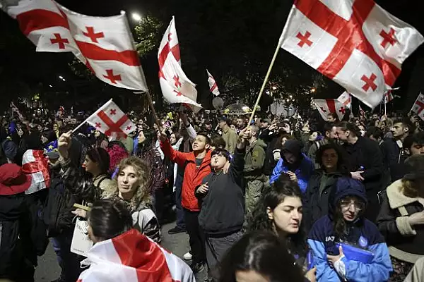 Noi proteste la Tbilisi, contra legii ,,agentilor straini". Mii de georgieni au stat de veghe toata noaptea in fata Parlamentului pentru a-i bloca pe deputati s