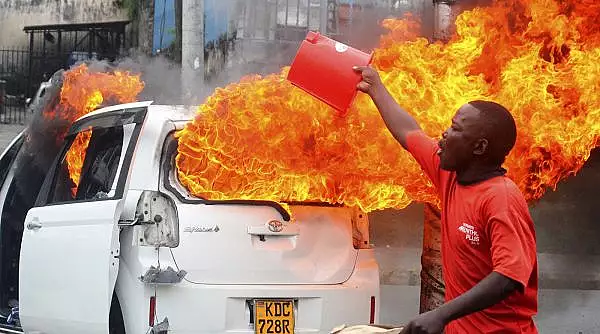 noi-proteste-violente-in-kenya-manifestantii-au-dat-foc-la-masini-politia-a-ripostat-cu-gaze-lacrimogene.webp
