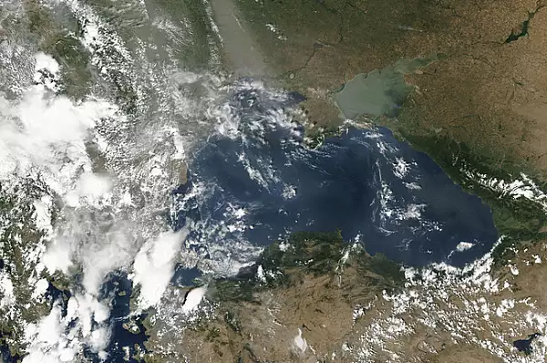 Norul de praf care traverseaza Romania contine si particule rezultate din incendiile din Ucraina