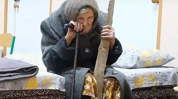 "Nu mi-a mai ramas nimic" | Ea este bunica de 98 de ani din Ucraina care a mers pe jos 10 km, sub bombardamente, pentru a scapa de rusi