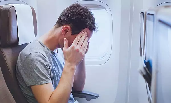 Nu poti sa dormi in avion? Care sunt cei patru pasi care te pot ajuta