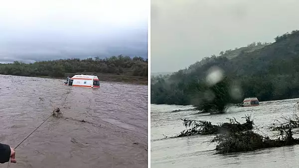 o-ambulanta-luata-pe-sus-de-ape-in-galati-cu-tot-cu-echipaj-a-fost-salvata-de-pompierii-isu.webp