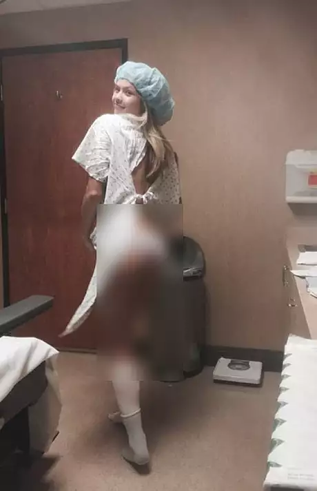 O asistenta medicala s-a pozat ASA in sala de operatii.Managerul spitalului a aflat si a dat-o afara